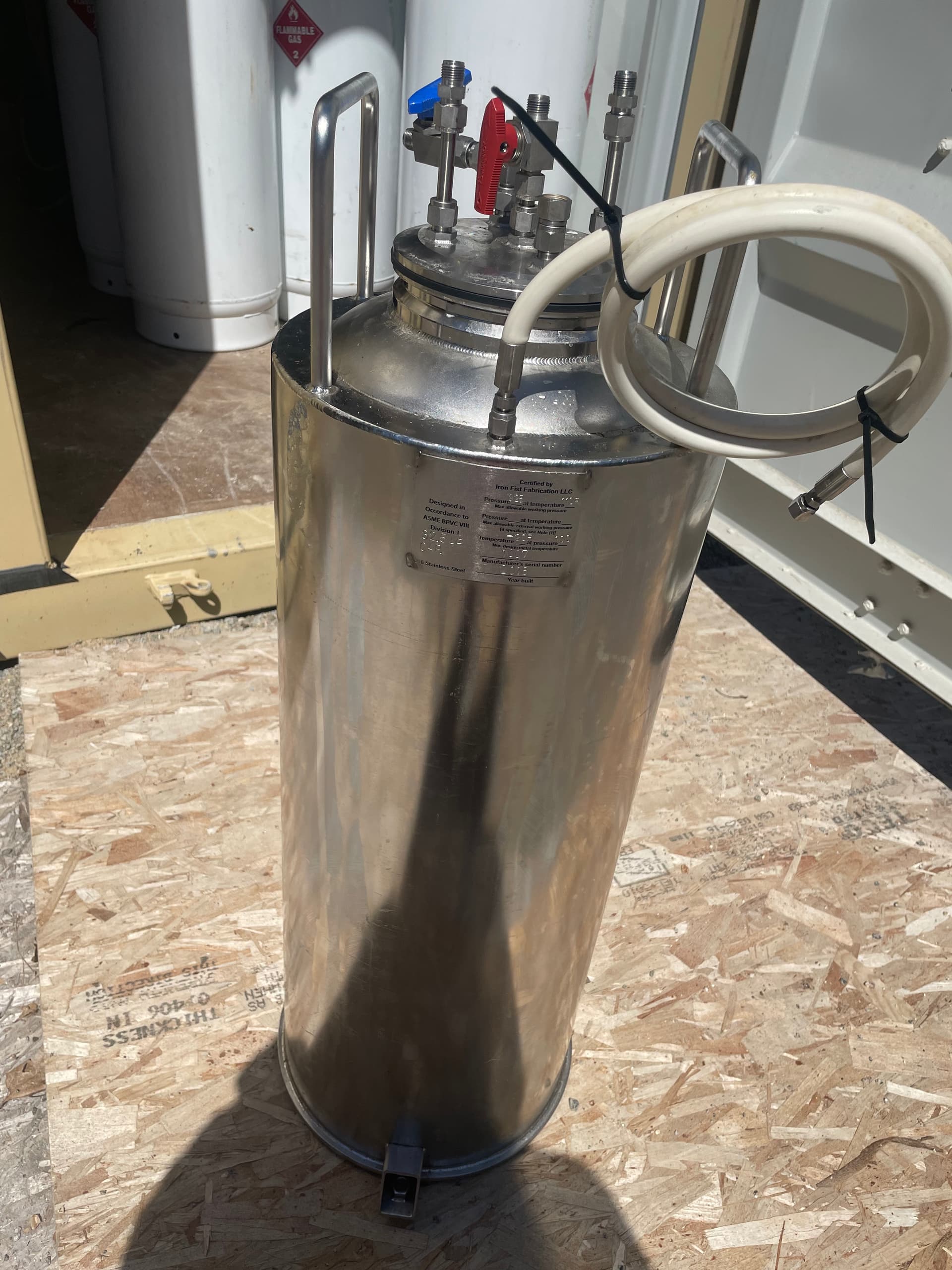 4 32.4 iron fist vacuum jacketed tanks with coils For Sale Future4200