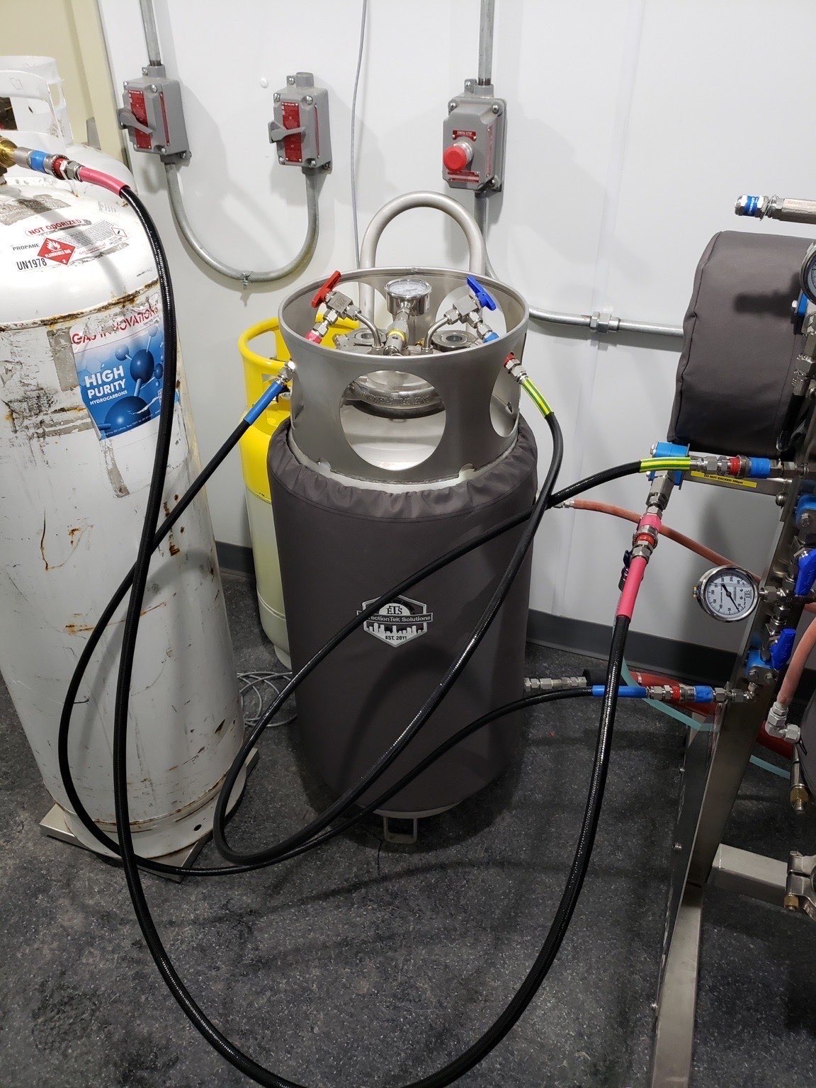 Extactiontek ets MEP 30 and ovens and 45ft storage container For Sale Future4200